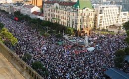 15 kişinin öldüğü facia sonrası başlayan protestolar başbakan devirdi