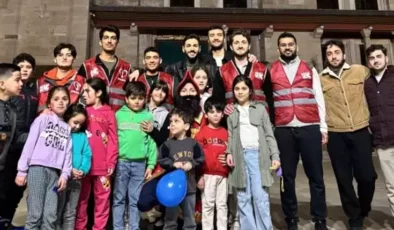 Ramazan Coşkusu Fatih Camii’nde Çocuklar İçin Yaşandı: Genç Gönüllüler Şölen Düzenledi