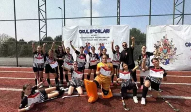 Cumhuriyet Ortaokulu Hokeyde Şampiyonluk Elde Etti