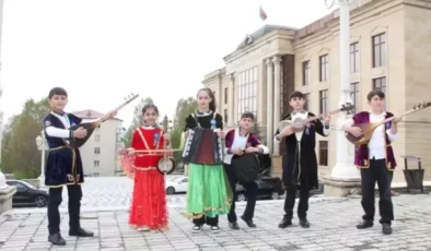 TİKA, Azerbaycan’daki Çocuk Güzel Sanatlar Okulu’na Müzik Aletleri Temin Etti
